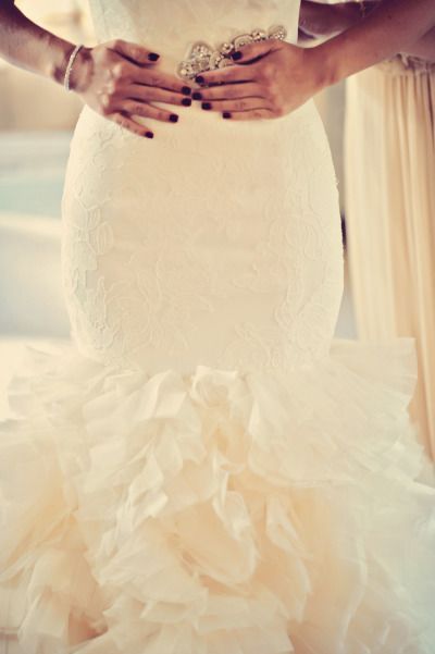 The Allure of the Hourglass: Enchanted by the Beautiful Fit of Mermaid Dressesにて紹介している画像