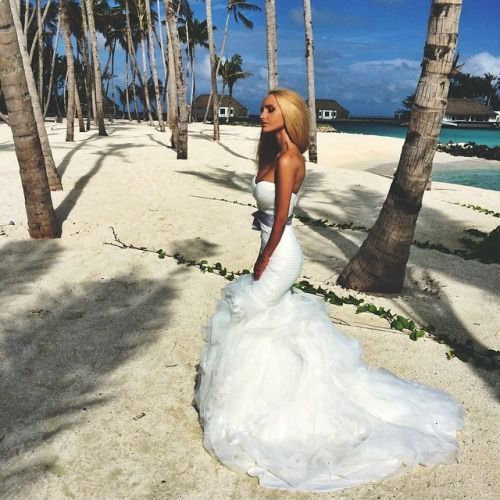 The Allure of the Hourglass: Enchanted by the Beautiful Fit of Mermaid Dressesにて紹介している画像