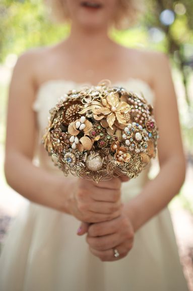 Too Cute! Brooch Bouquets: A Floral Arrangement that Bundles Wonderful Memories ♡にて紹介している画像