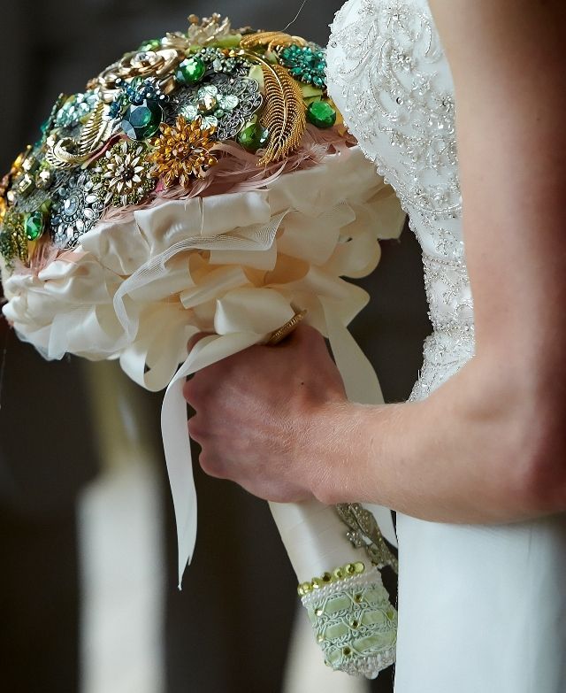 Too Cute! Brooch Bouquets: A Floral Arrangement that Bundles Wonderful Memories ♡にて紹介している画像