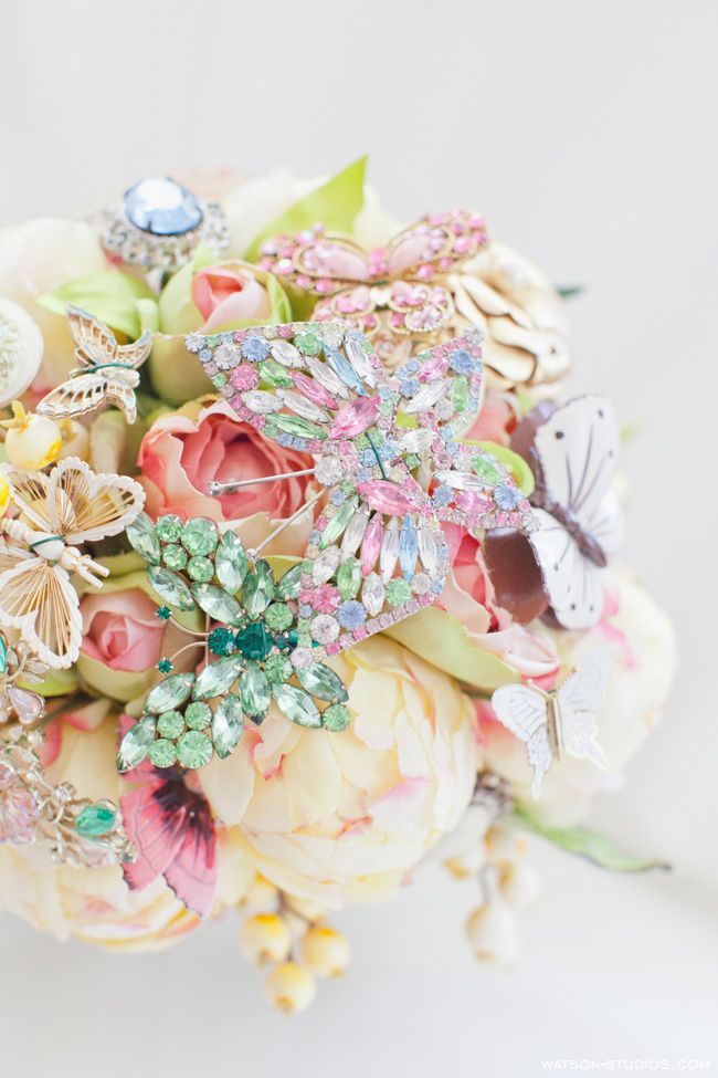 Too Cute! Brooch Bouquets: A Floral Arrangement that Bundles Wonderful Memories ♡にて紹介している画像