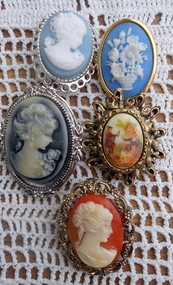 Too Cute! Brooch Bouquets: A Floral Arrangement that Bundles Wonderful Memories ♡にて紹介している画像