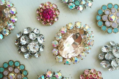 Too Cute! Brooch Bouquets: A Floral Arrangement that Bundles Wonderful Memories ♡にて紹介している画像