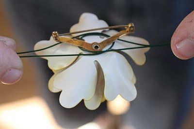 Too Cute! Brooch Bouquets: A Floral Arrangement that Bundles Wonderful Memories ♡にて紹介している画像