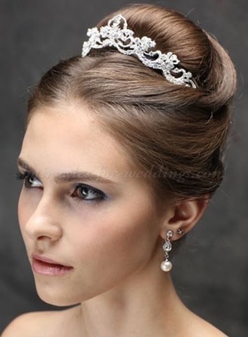 "Like a Princess: Achieve Elegant and Sophisticated Hairstyles Fit for Royalty!"にて紹介している画像