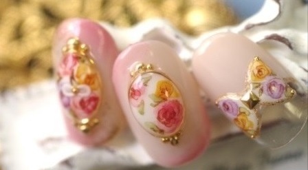 最旬ネイルはコレ！ぷっくり&クリアが可愛いブローチネイルが来ている！にて紹介している画像