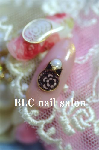 最旬ネイルはコレ！ぷっくり&クリアが可愛いブローチネイルが来ている！にて紹介している画像