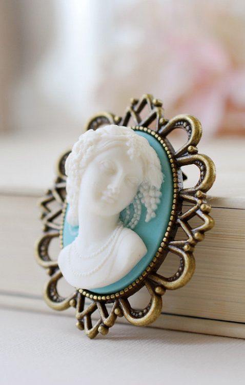 最旬ネイルはコレ！ぷっくり&クリアが可愛いブローチネイルが来ている！にて紹介している画像