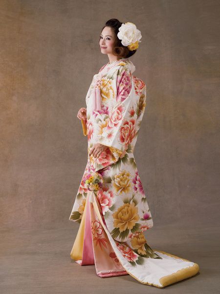 "Becoming a Beautiful and Radiant Bride: The Maiden-Colored Uchikake Garners Attention Worldwide!"にて紹介している画像