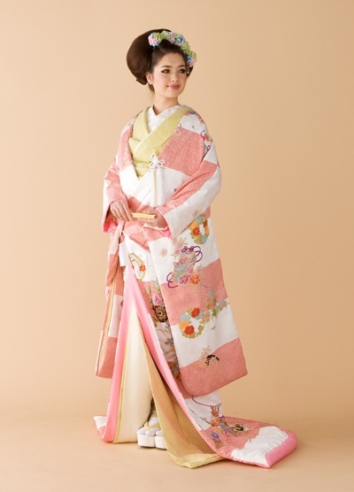 "Becoming a Beautiful and Radiant Bride: The Maiden-Colored Uchikake Garners Attention Worldwide!"にて紹介している画像