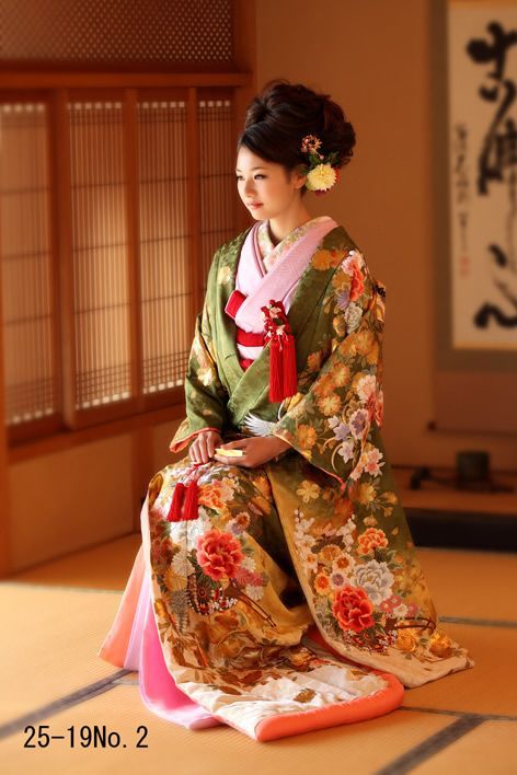 Extravagant Elegance! A Colorful Uchikake Fit for the Ooku?! Sophisticated and Serene Tones of Beauty ♡にて紹介している画像