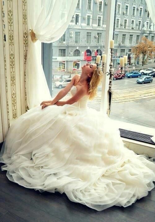 "Can't Stop Dreaming! Captivated by Chanel's Exquisite Haute Couture Dresses ♡"にて紹介している画像