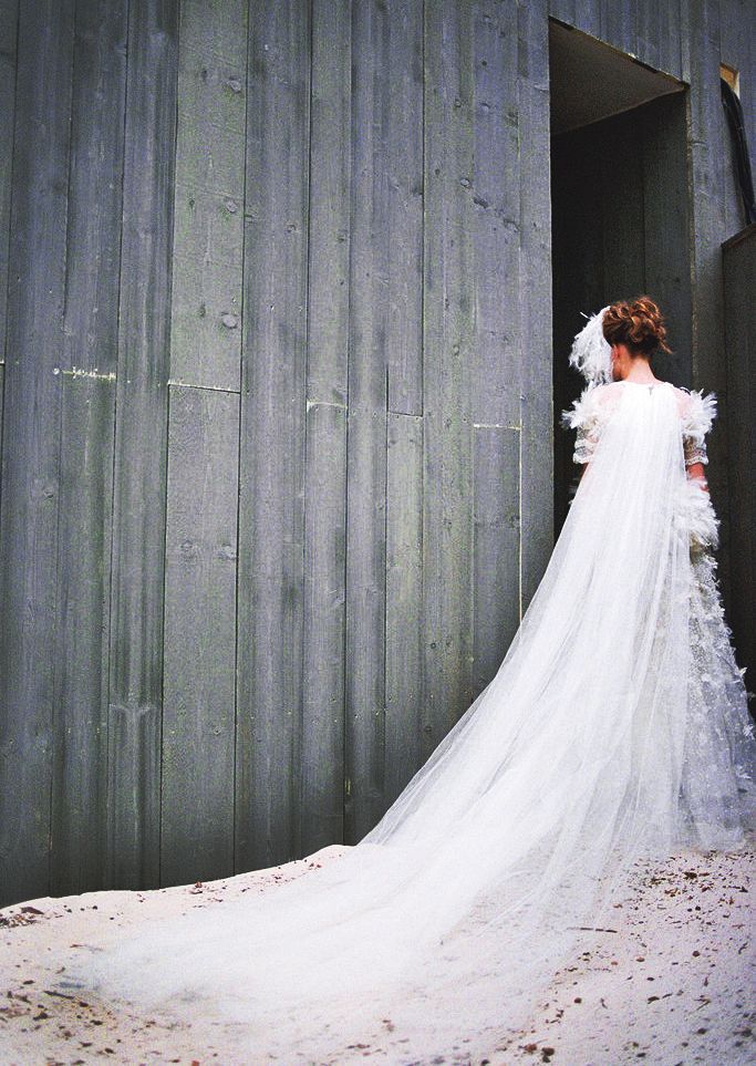 "Can't Stop Dreaming! Captivated by Chanel's Exquisite Haute Couture Dresses ♡"にて紹介している画像