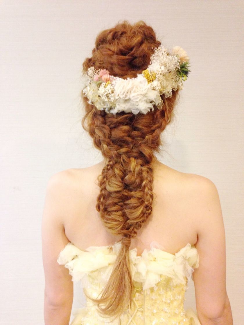 "Want to Be a Sweet and Gentle Bride? A Feature on Natural Floral Decor for Soothing Bridal Hairstyles"にて紹介している画像
