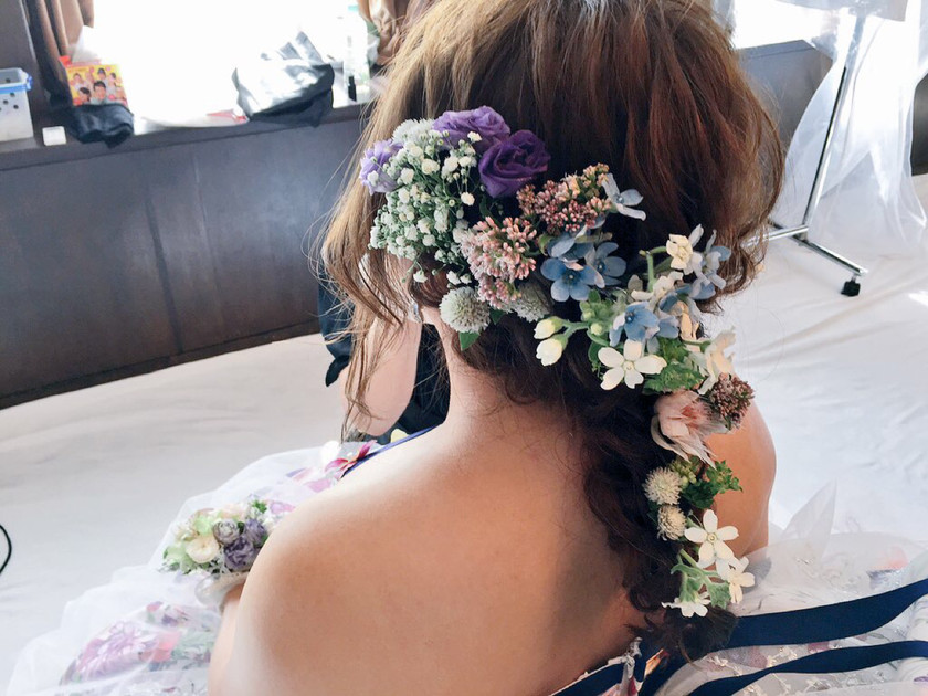 Chic Floral Accents for a Cute and Seductive Bridal Hair Catalog: The Ideal Combination!にて紹介している画像