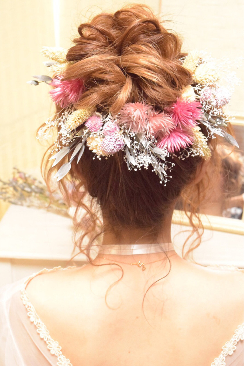"Want to Be a Sweet and Gentle Bride? A Feature on Natural Floral Decor for Soothing Bridal Hairstyles"にて紹介している画像