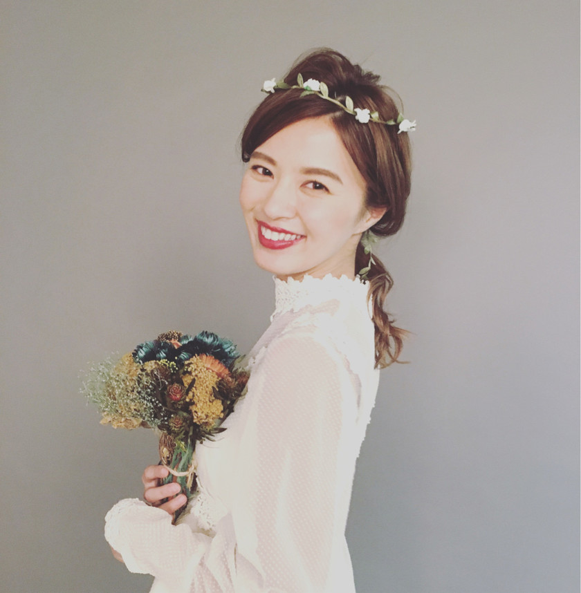 "Want to Be a Sweet and Gentle Bride? A Feature on Natural Floral Decor for Soothing Bridal Hairstyles"にて紹介している画像