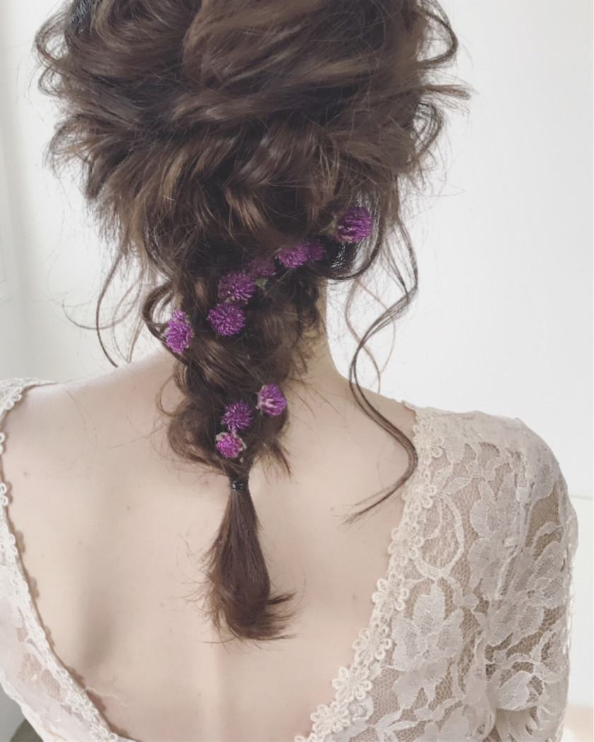 Chic Floral Accents for a Cute and Seductive Bridal Hair Catalog: The Ideal Combination!にて紹介している画像