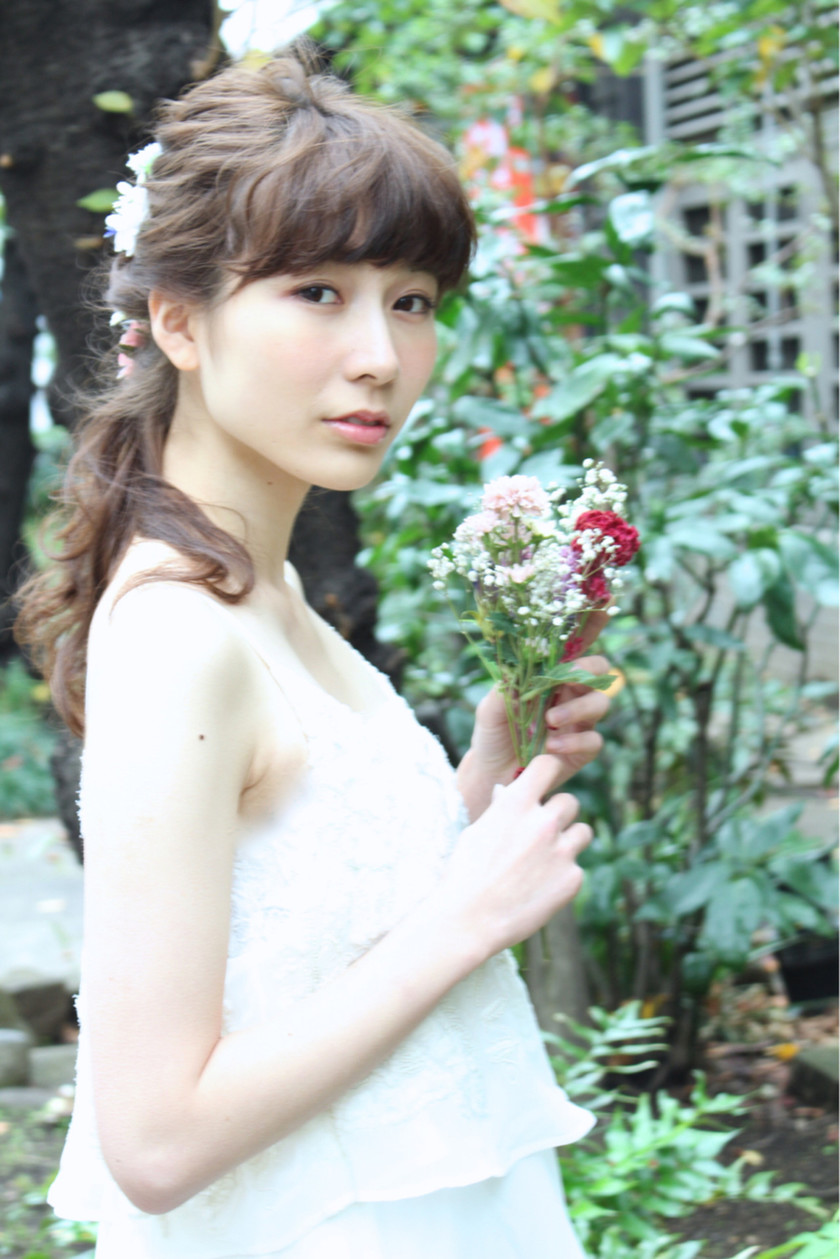 Chic Floral Accents for a Cute and Seductive Bridal Hair Catalog: The Ideal Combination!にて紹介している画像