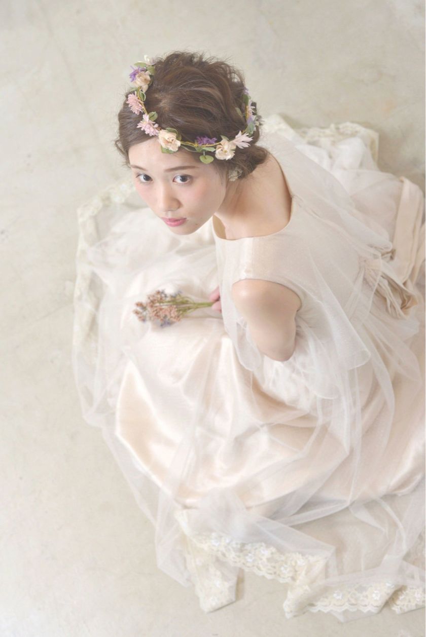 "Want to Be a Sweet and Gentle Bride? A Feature on Natural Floral Decor for Soothing Bridal Hairstyles"にて紹介している画像