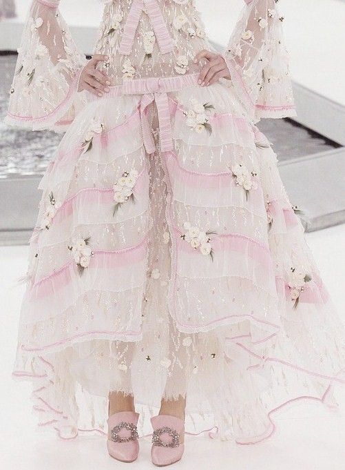 "Can't Stop Dreaming! Captivated by Chanel's Exquisite Haute Couture Dresses ♡"にて紹介している画像