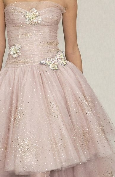 "Can't Stop Dreaming! Captivated by Chanel's Exquisite Haute Couture Dresses ♡"にて紹介している画像