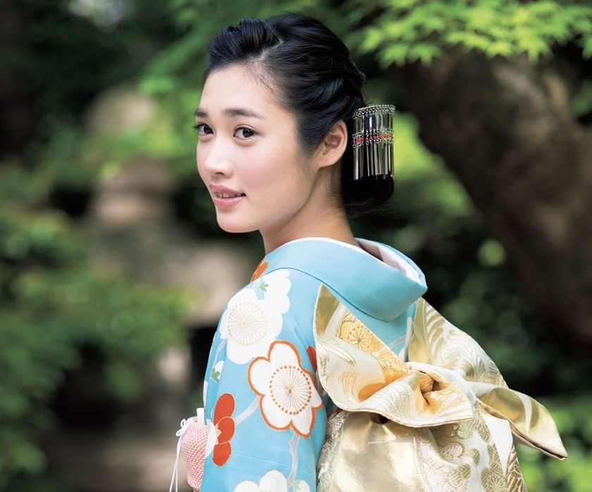 For Traditional Japanese Weddings: 8 Beautiful and Elegant Modern Loose-Up Hairstyles for Brides 💖にて紹介している画像
