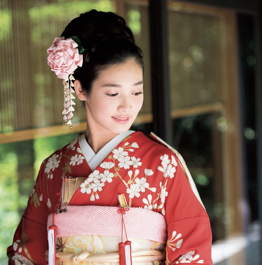 For Traditional Japanese Weddings: 8 Beautiful and Elegant Modern Loose-Up Hairstyles for Brides 💖にて紹介している画像