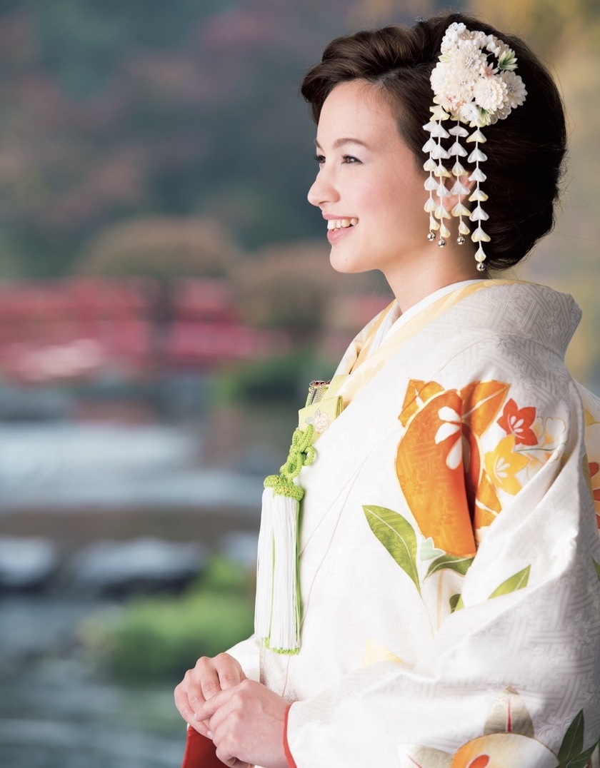 For Traditional Japanese Weddings: 8 Beautiful and Elegant Modern Loose-Up Hairstyles for Brides 💖にて紹介している画像