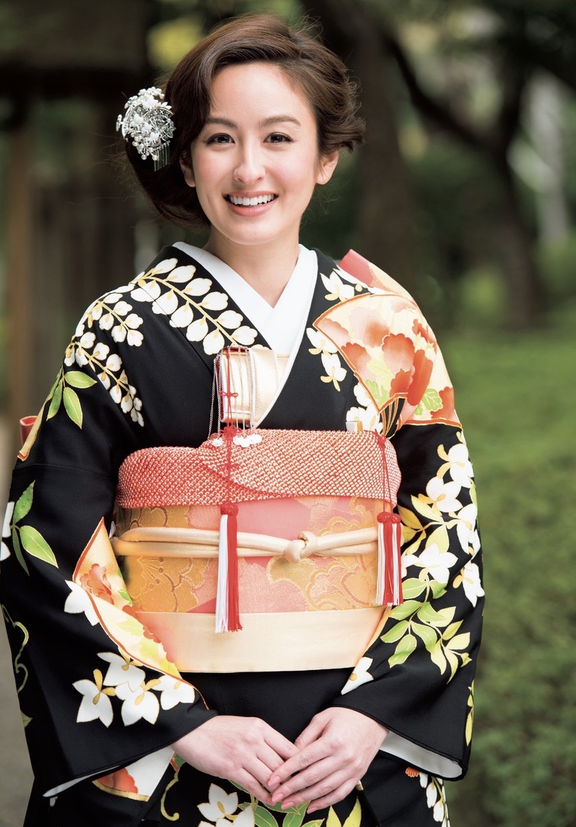 For Traditional Japanese Weddings: 8 Beautiful and Elegant Modern Loose-Up Hairstyles for Brides 💖にて紹介している画像