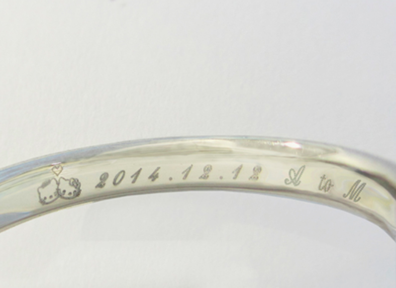 "Never Seen a Ring Like This♡ Discovered an Adorably Subtle Bridal Ring with a Diamond Claw Shaped Like a Ribbon＊"にて紹介している画像