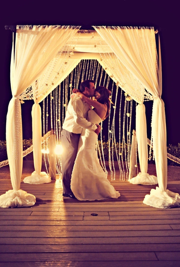 A Romantic Night Wedding Blessed by the Light of Candles ♡にて紹介している画像