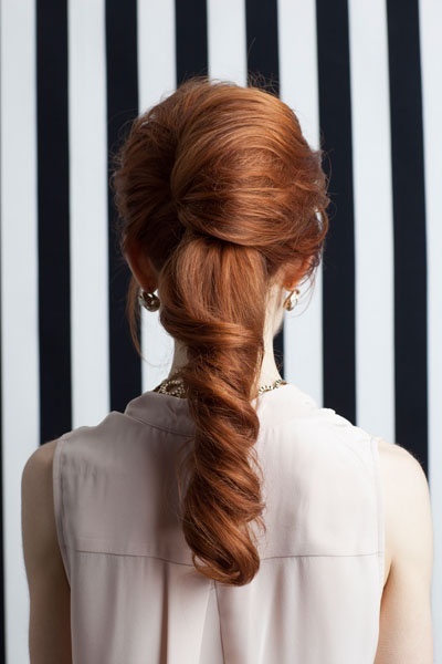 いつものお団子&ポニーテールにひとひねり♡お団子とポニーテールの、ブライダルヘア用可愛いアレンジ特集♡にて紹介している画像