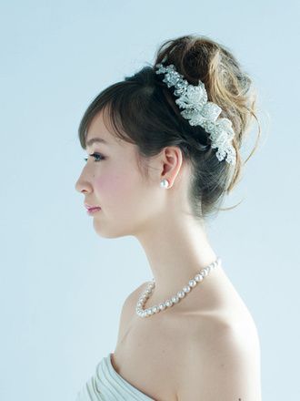 いつものお団子&ポニーテールにひとひねり♡お団子とポニーテールの、ブライダルヘア用可愛いアレンジ特集♡にて紹介している画像