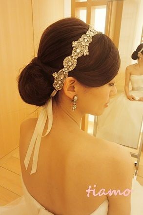 いつものお団子&ポニーテールにひとひねり♡お団子とポニーテールの、ブライダルヘア用可愛いアレンジ特集♡にて紹介している画像