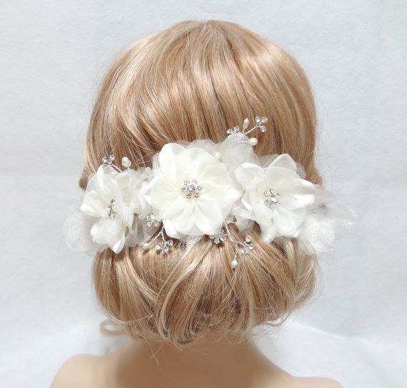 いつものお団子&ポニーテールにひとひねり♡お団子とポニーテールの、ブライダルヘア用可愛いアレンジ特集♡にて紹介している画像