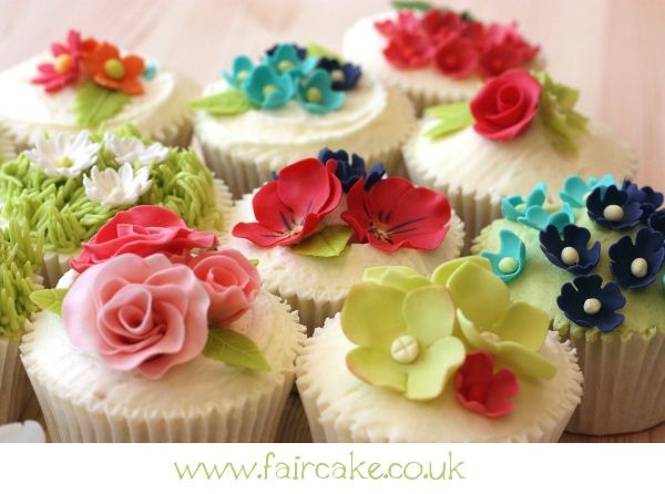 "This is Definitely Worthy of Being Called Wagashi! The Adorable Kimono-patterned Cupcakes Delight Me♡"にて紹介している画像