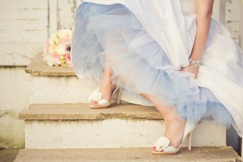 "Hidden Colors That Strike a Chord: What Color of Petticoat to Hide Under a Pure White Dress?"にて紹介している画像