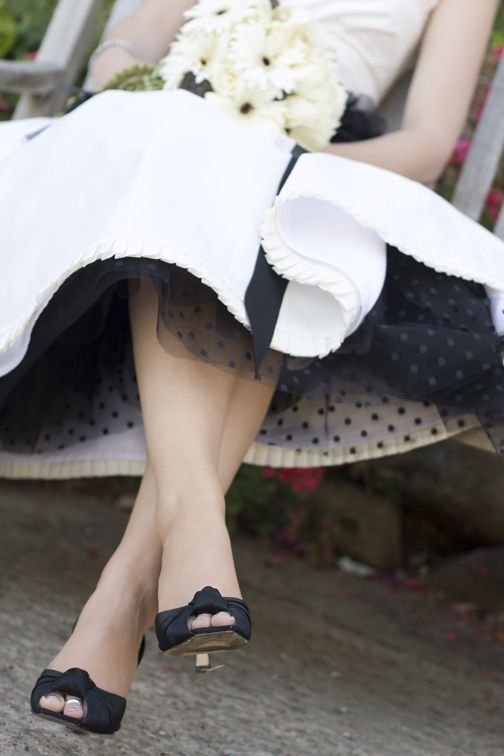 "Hidden Colors That Strike a Chord: What Color of Petticoat to Hide Under a Pure White Dress?"にて紹介している画像
