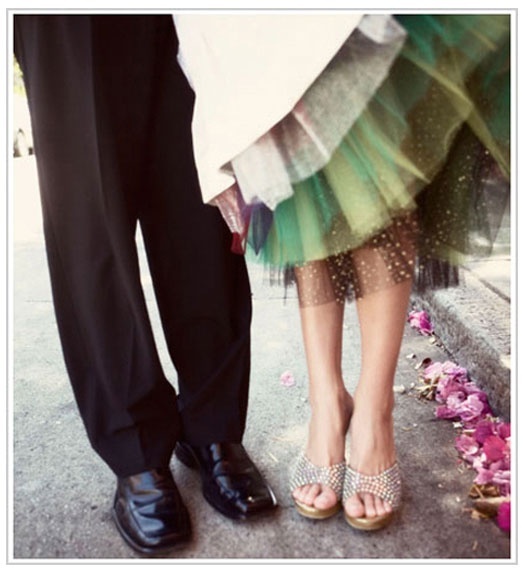 "Hidden Colors That Strike a Chord: What Color of Petticoat to Hide Under a Pure White Dress?"にて紹介している画像