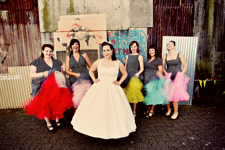 "Hidden Colors That Strike a Chord: What Color of Petticoat to Hide Under a Pure White Dress?"にて紹介している画像