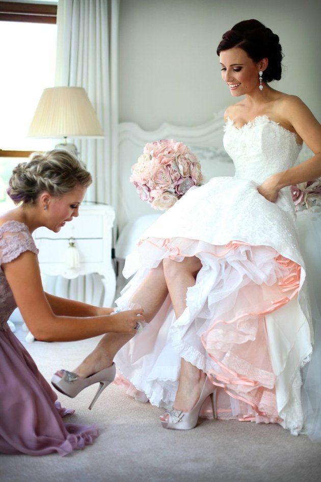 "Hidden Colors That Strike a Chord: What Color of Petticoat to Hide Under a Pure White Dress?"にて紹介している画像