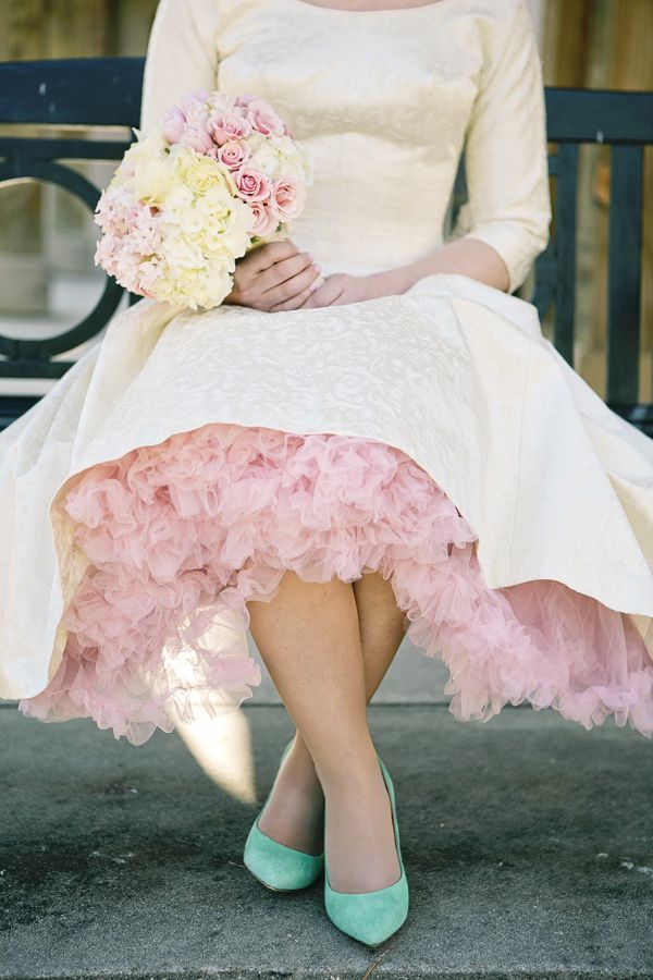 "Hidden Colors That Strike a Chord: What Color of Petticoat to Hide Under a Pure White Dress?"にて紹介している画像