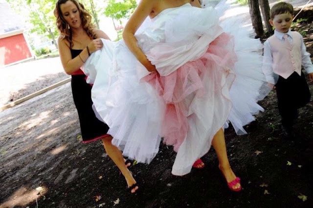 "Hidden Colors That Strike a Chord: What Color of Petticoat to Hide Under a Pure White Dress?"にて紹介している画像