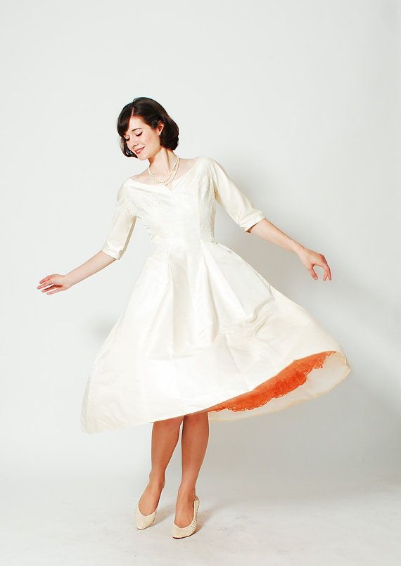 "Hidden Colors That Strike a Chord: What Color of Petticoat to Hide Under a Pure White Dress?"にて紹介している画像