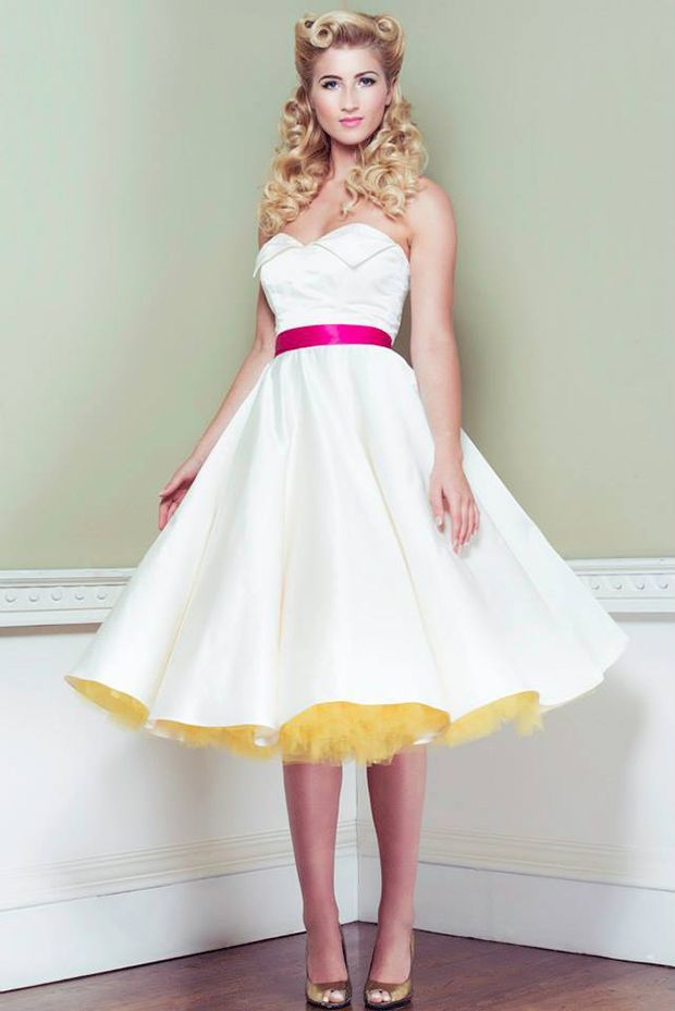 "Hidden Colors That Strike a Chord: What Color of Petticoat to Hide Under a Pure White Dress?"にて紹介している画像