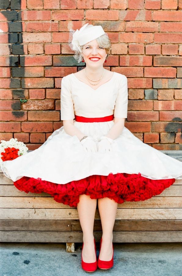 "Hidden Colors That Strike a Chord: What Color of Petticoat to Hide Under a Pure White Dress?"にて紹介している画像