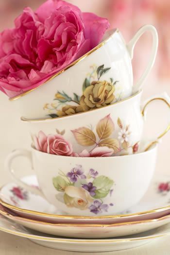 この発想なかった！ティーカップにお花を詰め込むフラワーアレンジメント♡にて紹介している画像