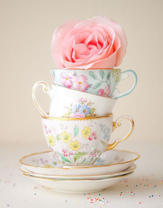 この発想なかった！ティーカップにお花を詰め込むフラワーアレンジメント♡にて紹介している画像