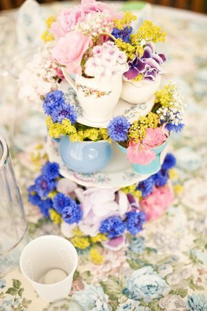 この発想なかった！ティーカップにお花を詰め込むフラワーアレンジメント♡にて紹介している画像